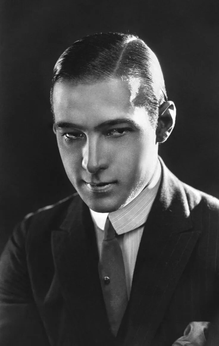 Прическа 20 годов мужчины 1920s Hairstyles for Men: Parted & Slicked Rudolph valentino, Silent film, Silen