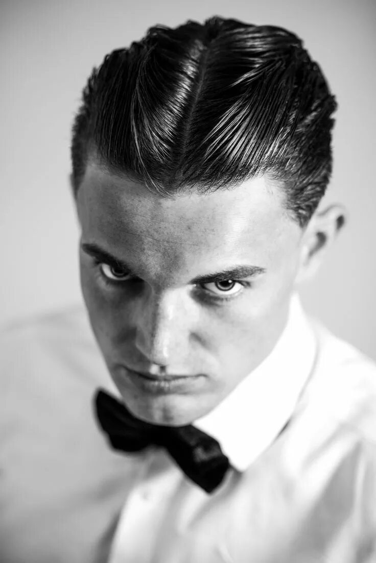 Прическа 30 годов мужская Center parting 1920 pomade look Slicked hair men, 1920s mens hair, Haircuts for 