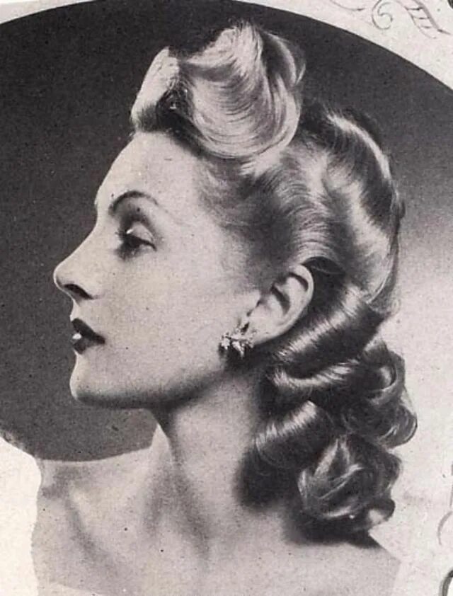 Прическа 40 годов фото женские Victory Rolls: The Hairstyle That Defined the 1940s Women's Hairdo vintage every