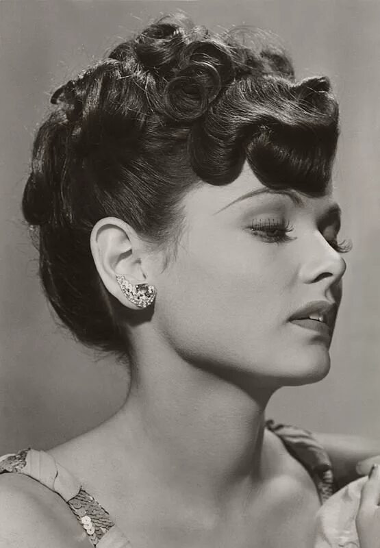 Прическа 40 годов фото женские Gene Tierney in The Shanghai Gesture (1941) Vintage hairstyles, 1940s hairstyles