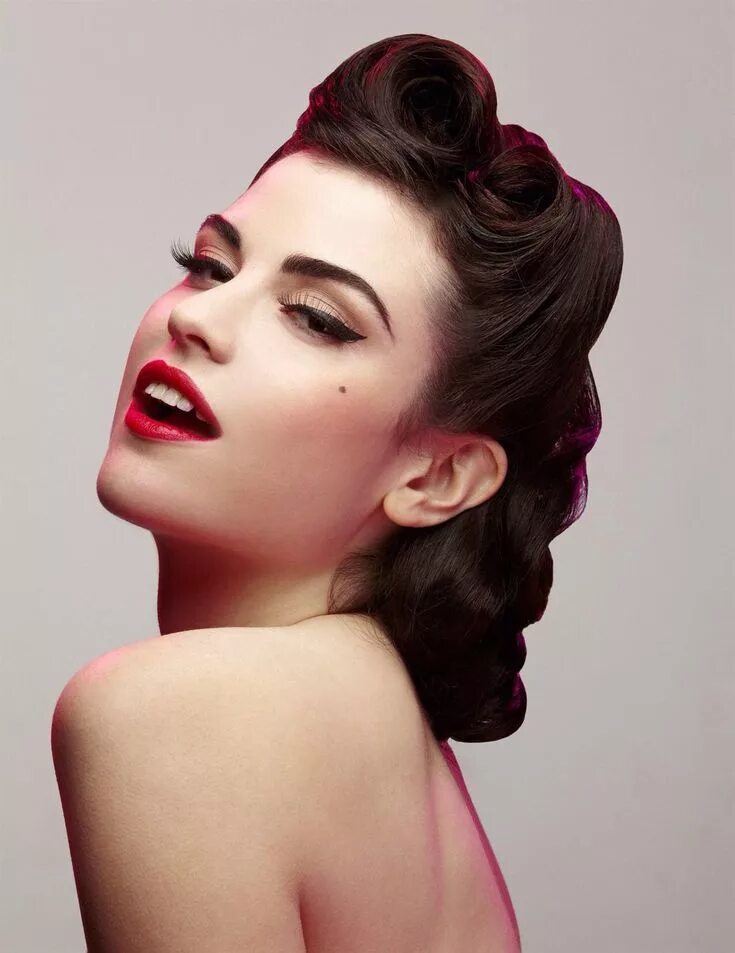 Прическа 40 годов на длинные волосы красные губы Rockabilly hair, 50s hairstyles, Vintage hairstyles