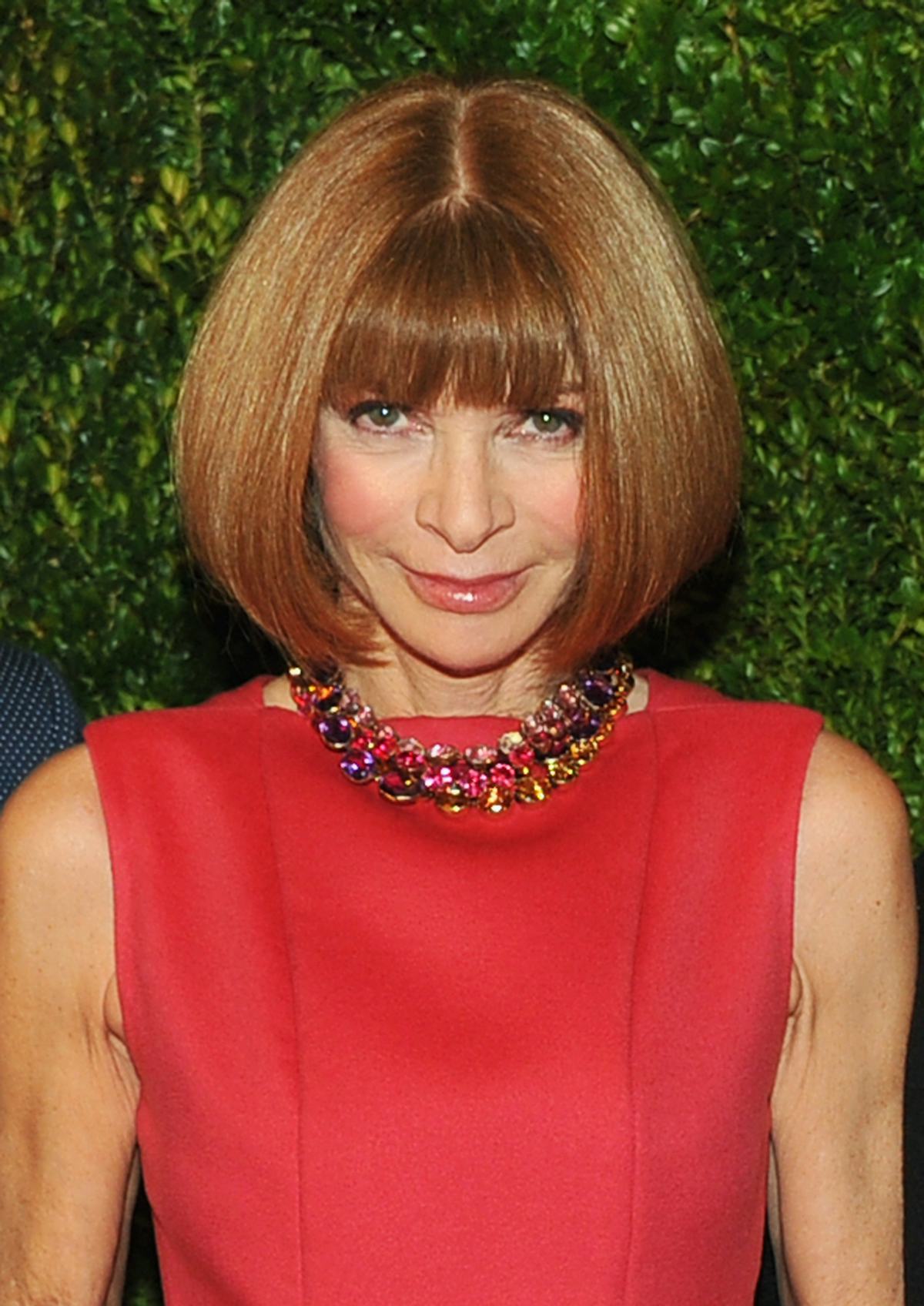 Прическа 47 лет Anna Wintour Wraps Her Christmas Gifts in Designer Paper, But Are You Really Sur