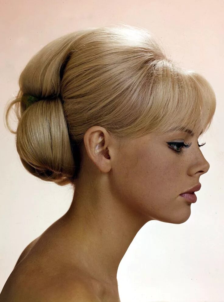 Прическа 60 х годов женская на длинные Britt Ekland Wedding hair inspiration, Vintage hairstyles, Long hair styles