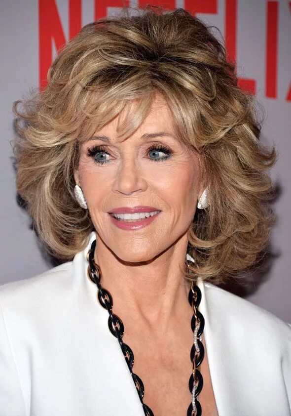 Прическа 60 лет короткие волосы Jane Fonda looks as youthful as ever in form-fitting suit at Netflix s Jane fond