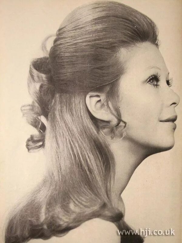 Прическа 60 женская на длинные волосы 1970 hairstyles - Google Search 1970 hairstyles, Long hair styles, 1970s hairsty