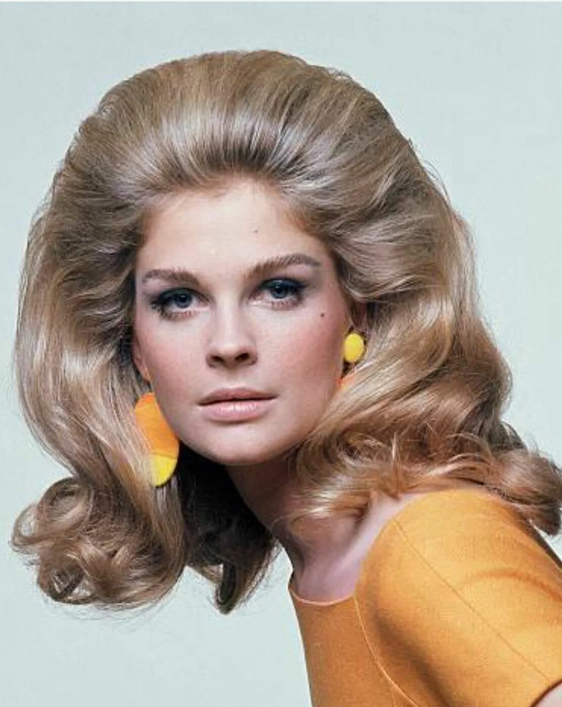 Прическа 60 женская на длинные волосы Candice Bergen Vintage hairstyles, Candice bergen, 1970’s hair