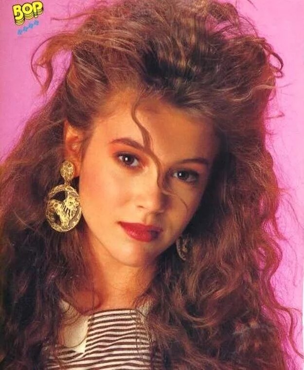 Прическа 90 х годов на длинные волосы Alyssa Milano: Champion Of '90s Style Alyssa milano, 80s hair and makeup, 1980s 