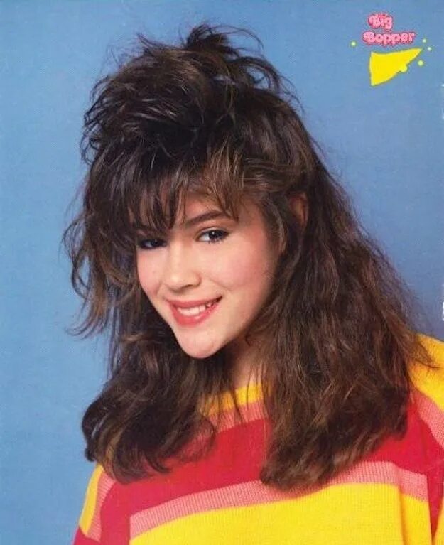 Прическа 90 х годов с челкой Alyssa Milano: Champion Of '90s Style Cabello de los 90s, Peinado de los 80, Pel