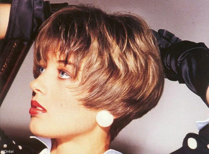 Прическа 90х женская короткая Short eighties hairstyle with the hair cut very short at the back 80s short hair