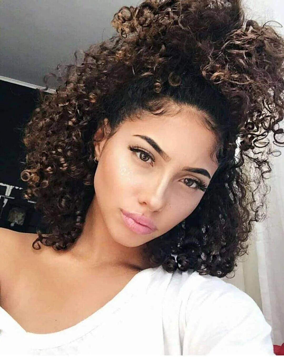 Прическа афро кудри на средние волосы 35 Hairstyles For Curled Hair That Are Really Beautiful ThriveNaija Short curly 