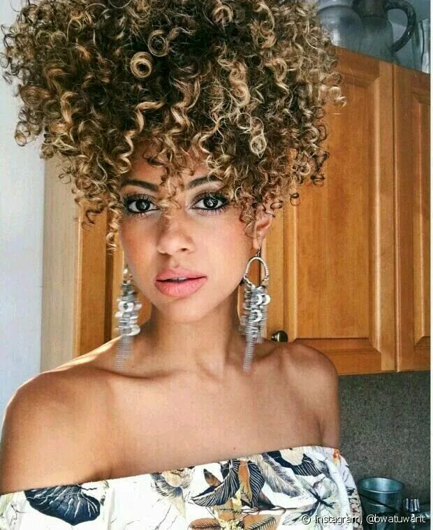 Прическа афро кудри женская Pin de Biatriz alves em inspirações de fotos Cabelo, Cabelo cacheado, Cabelo méd