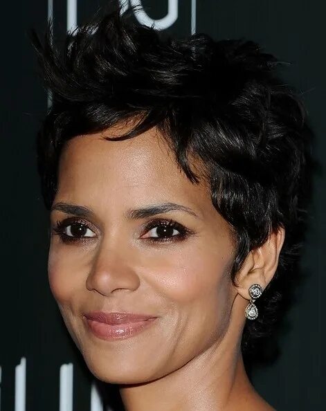 Прическа актрисы Halle Berry Pixie Short hair styles african american, Short pixie haircuts, Shor