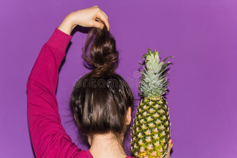 Прическа ананас женская Woman with Pineapple Hairstyle Stock Image - Image of hand, girl: 110929109