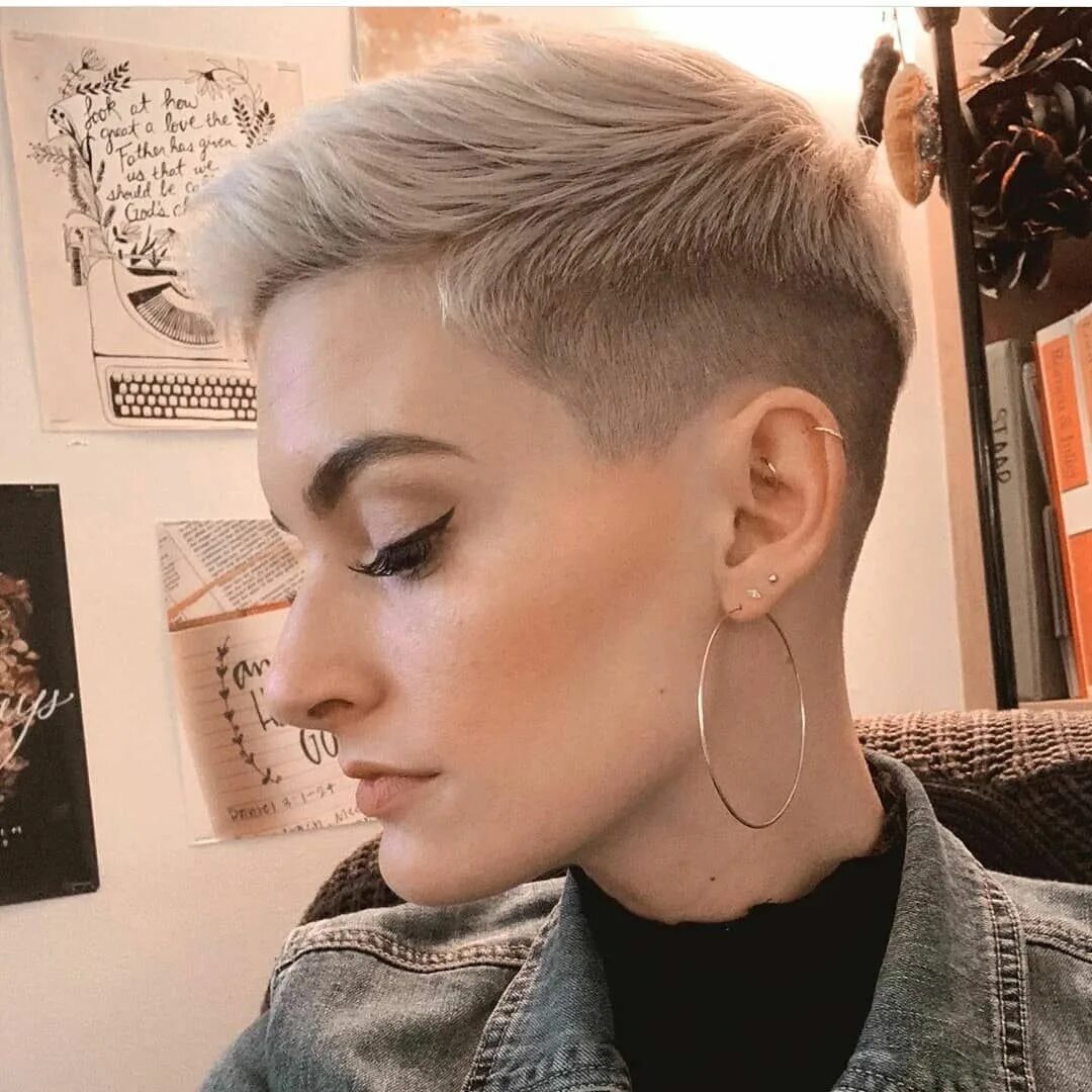 Прическа андеркат женская @shavedhairlovers on Instagram: "@october.jade #bobhaircut #undercut #bobhairsty