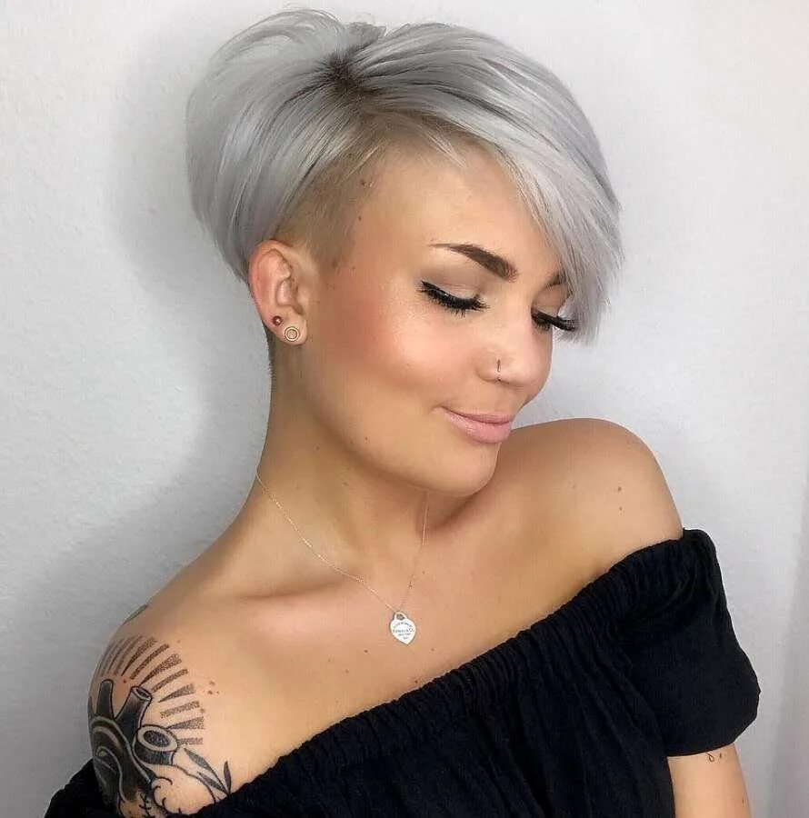 Прическа асимметрия женская короткая Short Hairstyles 2018 Short silver hair, Short hair styles, Silver hair short