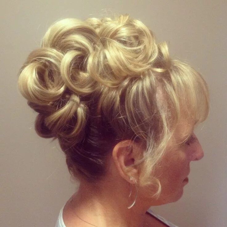 Прическа бабушке на средние волосы Mother of the bride hair, high updo Mother of the bride hair, Mom hairstyles, Ha