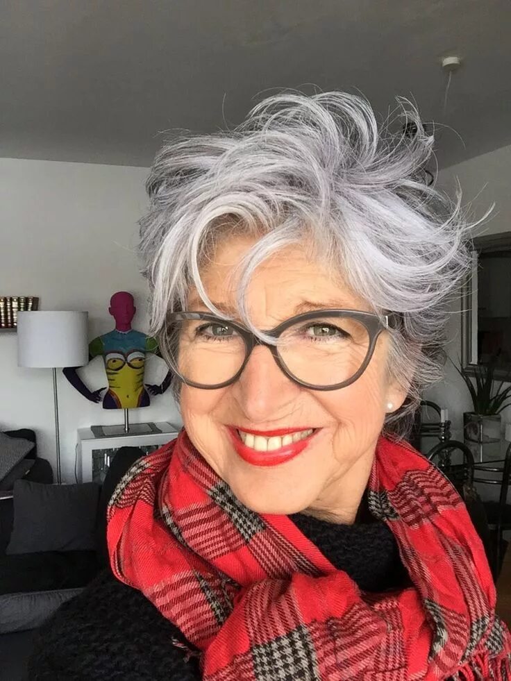 Прическа бабушки фото Short, gray layered hairstyle Grey hair and glasses, Short hair older women, Old