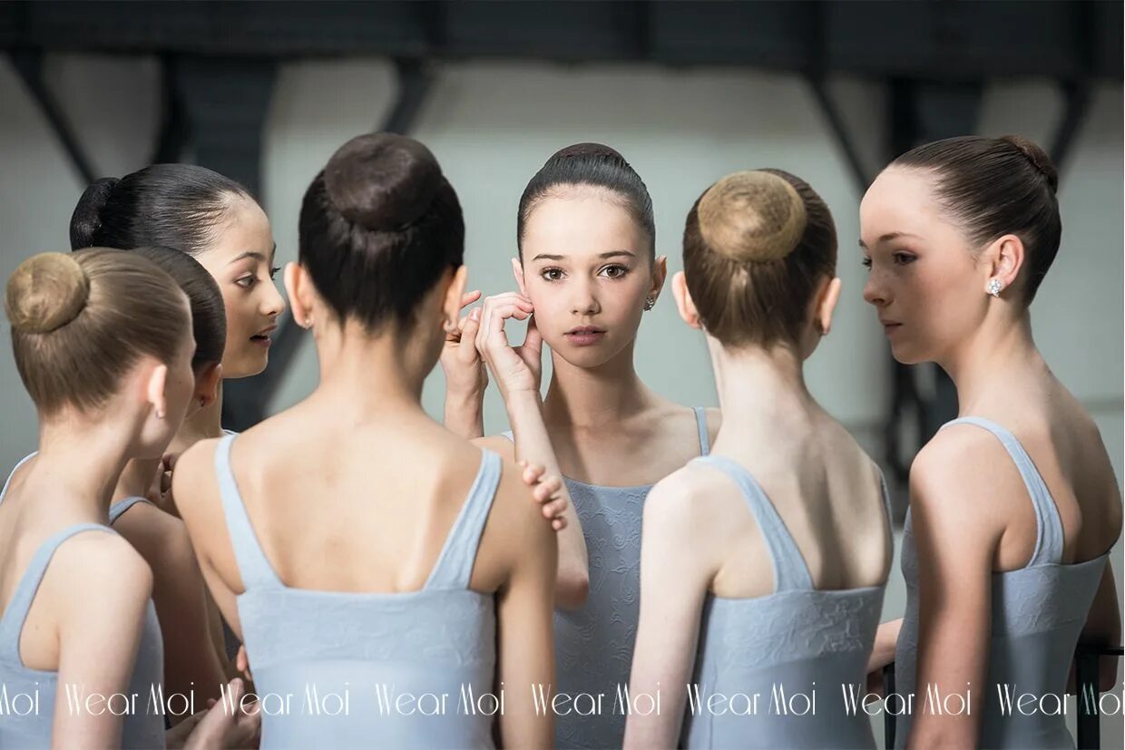 Прическа балерины для девочек Students from the Paris Opera Ballet School are wearing Atena. http://www.wearmo