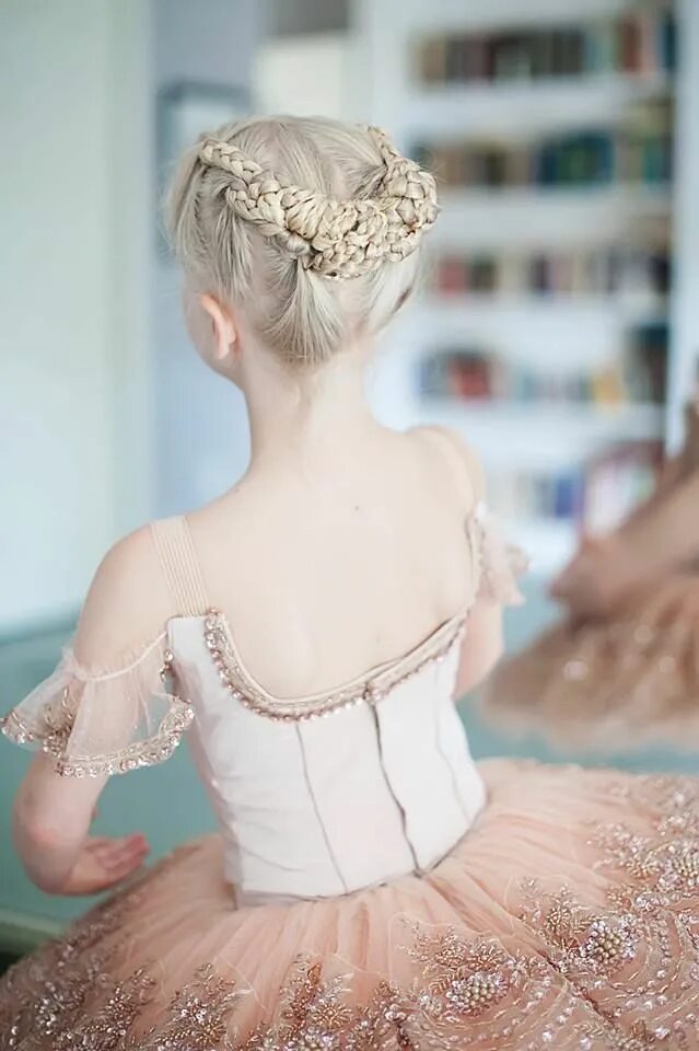 Прическа балерины для девочек Tutu by Debi Lehman Photo by Lisbetphotography Ballet costumes, Ballet hairstyle