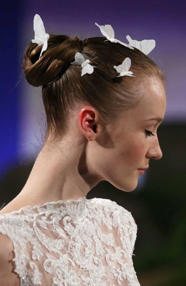 Прическа балерины для девочек Beautiful Hairstyles from Bridal Fashion Week Bridal beauty, Wedding hairstyles,