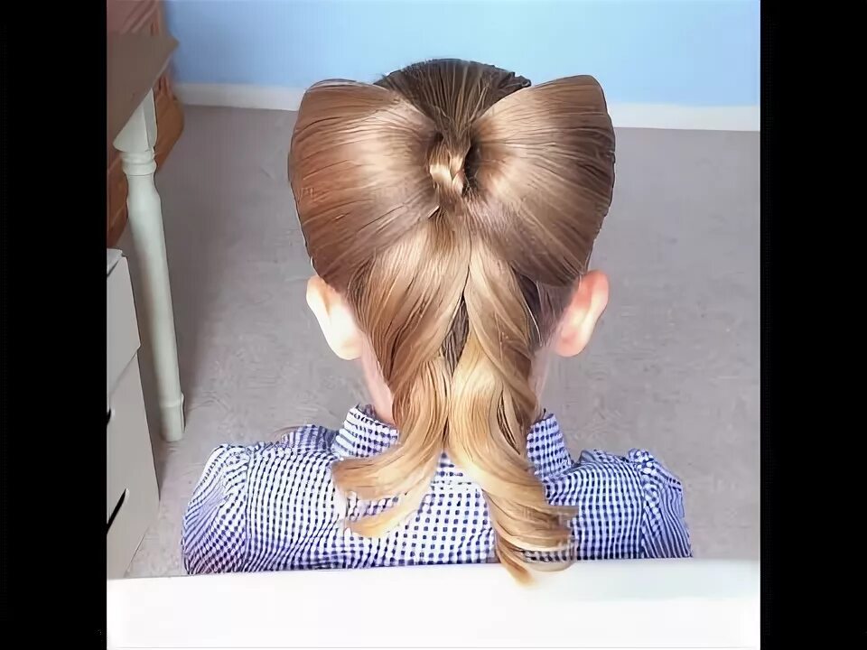 Прическа бантик из волос для девочки Elsa's Stunning Coronation Hairstyle