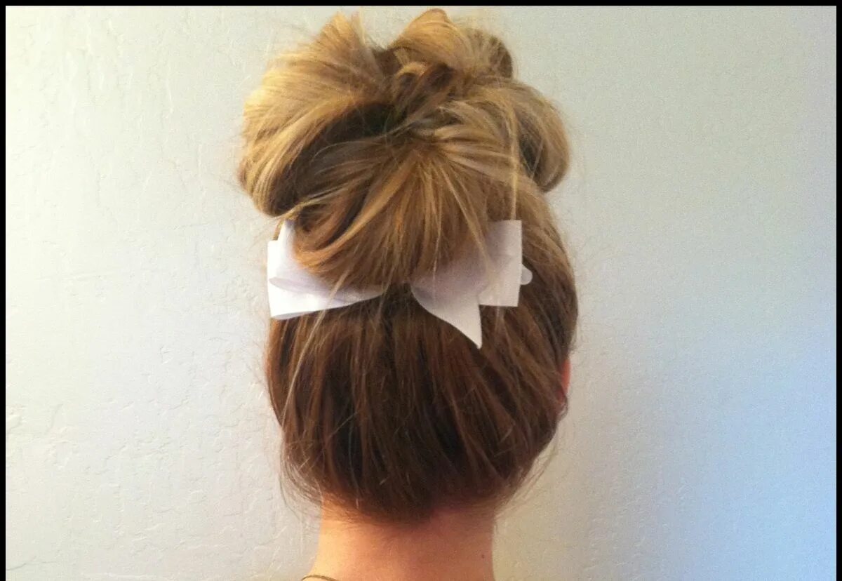 Прическа бантиком фото i kind of love this. @Sarah Bogrett? Hair styles, Hair ribbons, Pretty hairstyle