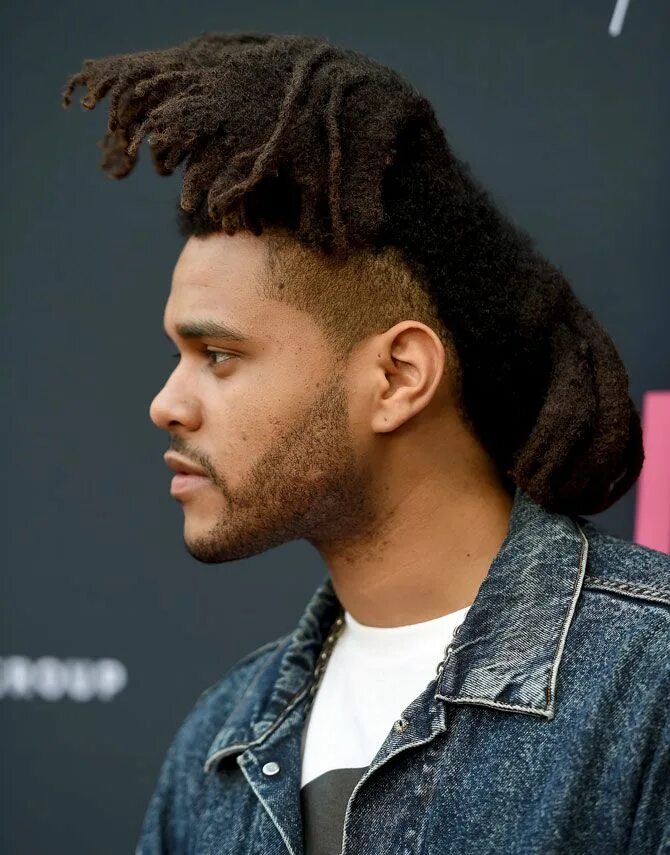 Прическа баз Appears to have a lobster on his head. Weeknd hair, Long hair styles men, Hairst