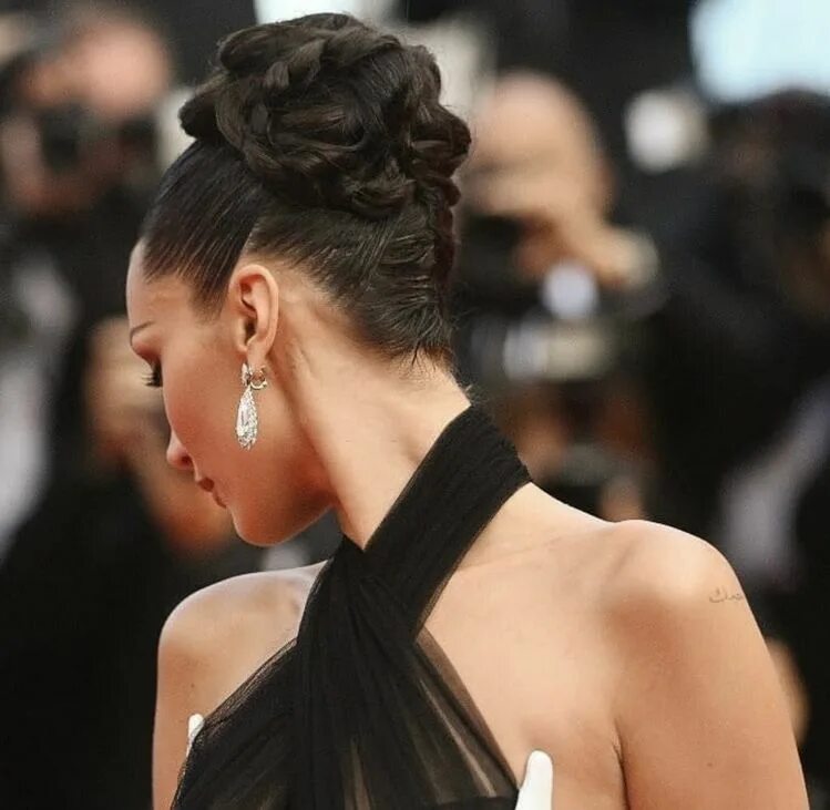 Прическа беллы хадид Pin on more than a woman Wedding hair inspiration, Braided bun hairstyles, Red c