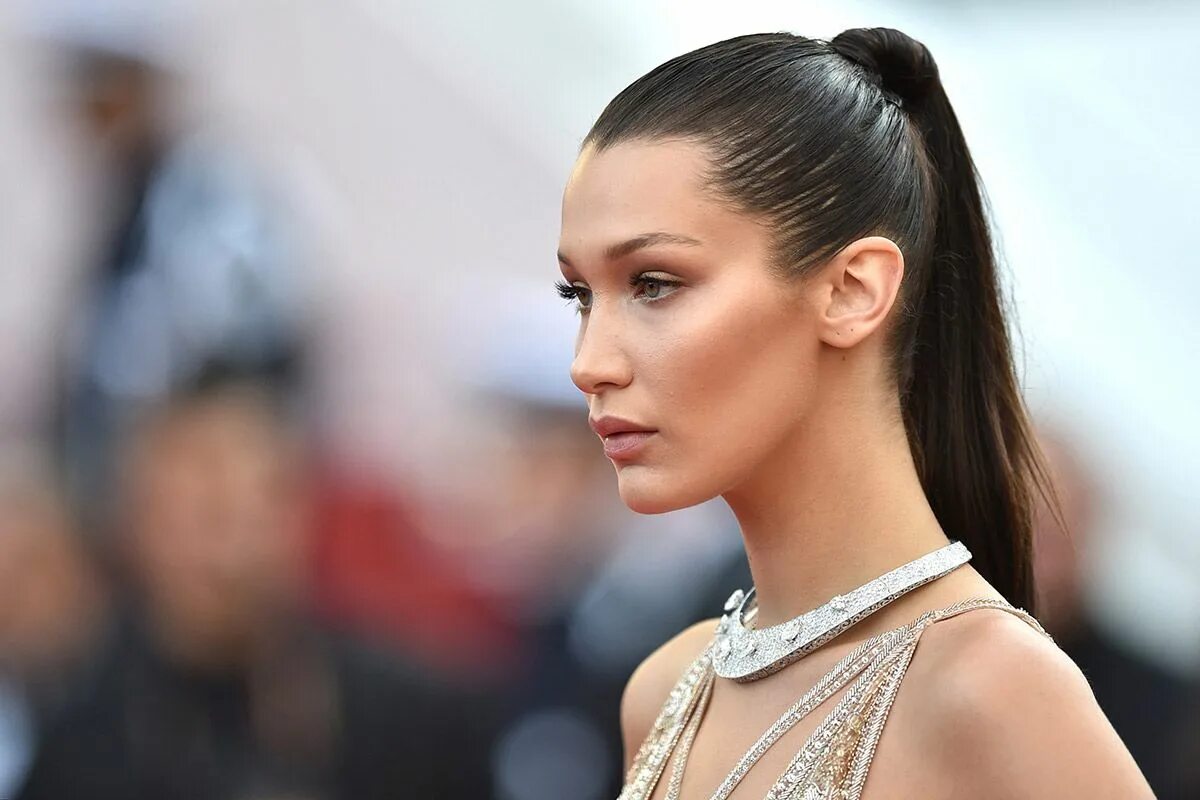 Прическа беллы хадид 15 maneras de recogerse el pelo, por Bella Hadid Bella hadid, Belleza, Coleta al