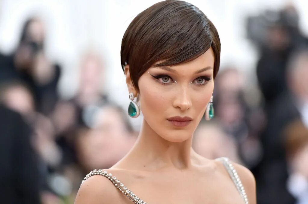 Прическа беллы хадид на короткие волосы Bella Hadid attends The 2019 Met Gala Celebrating Camp: Notes on... Met gala, Fa