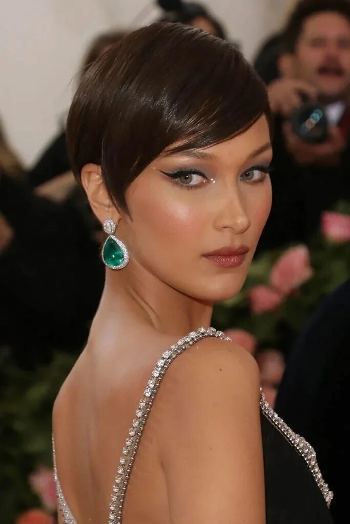 Прическа беллы хадид на короткие волосы Bella Hadid Just Got a Pixie Cut, and She Looks Unrecognizable Pixie hairstyles,