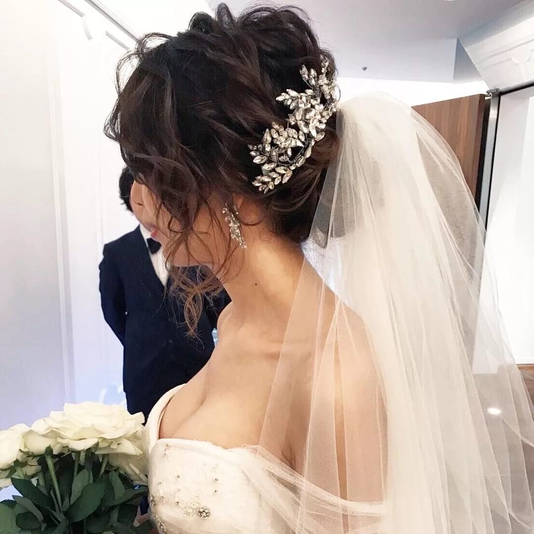 Прическа без фата weddinghair 動 き の あ る シ ニ ヨ ン で す 後 れ 毛 の 動 き に も し っ か り こ だ わ り