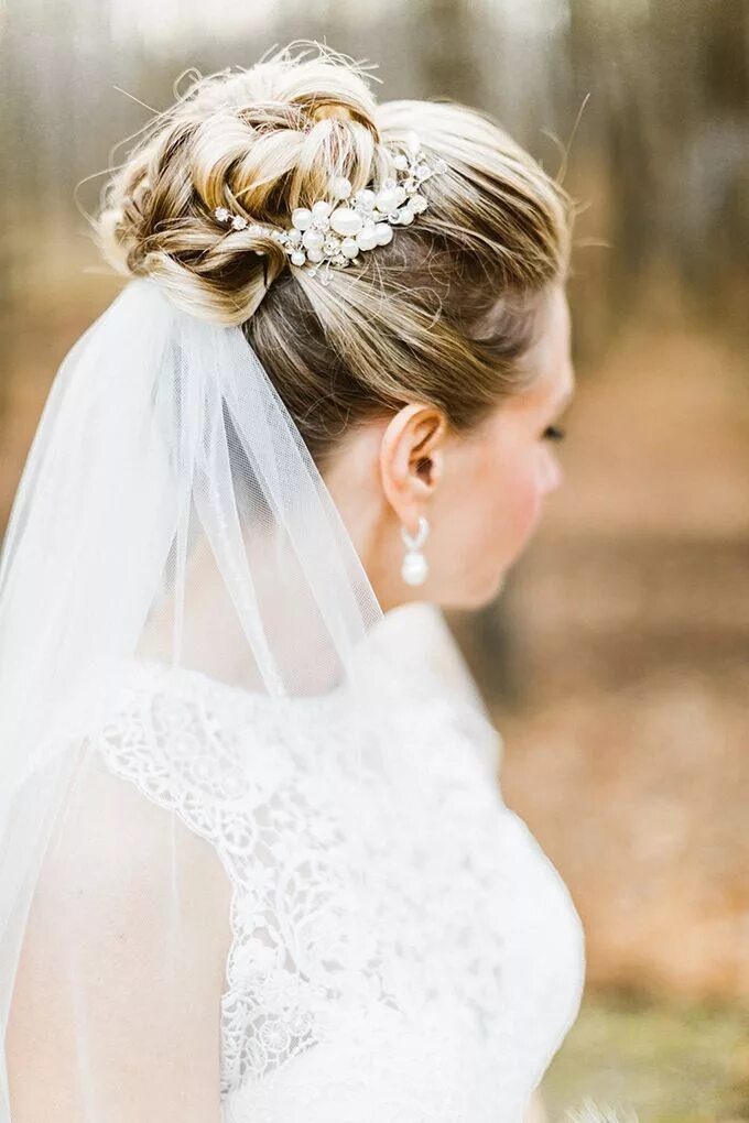 Прическа без фата Chic Winter Lodge Wedding Wedding hairstyles with veil, High bun wedding, Bridal