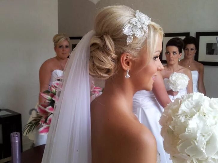 Прическа без фаты на средние волосы Wedding Day Hair With Veil, Wedding Hairstyles Down With Veil And Tiara, Diy Wed