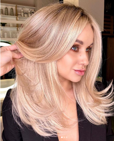 Прическа блонд Flawless Blond Hair: Medium Length Cuts with Layers