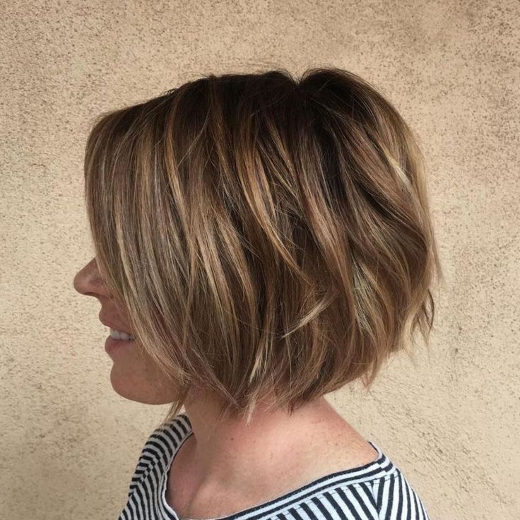 Прическа боб Textured Chin-Length Bob Прически, Милые короткие стрижки, Идеи для волос