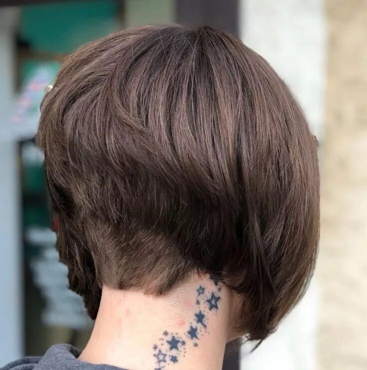 Прическа боб фото Short Stacked Bob With Nape Undercut Stacked bob haircut, Stacked haircuts, Shor