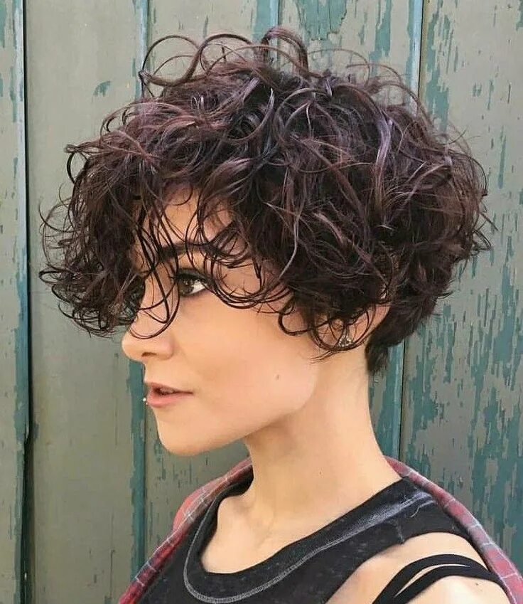 Прическа боб на короткие кудрявые волосы cabelo bagunçado ousado-messy hair #shortcurlypixie Short hair waves, Short curl