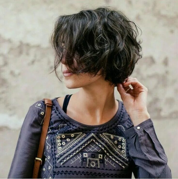 Прическа боб на короткие кудрявые волосы Short messy pixie haircut hairstyle ideas 81 Растрепанные короткие волосы, Приче