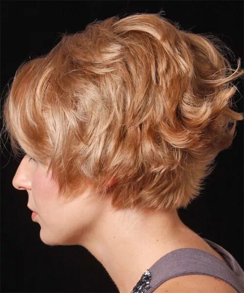 Прическа боб на короткие кудрявые волосы Short Strawberry Blonde Hairstyle With Layered Bangs And Waves Short wavy hair, 