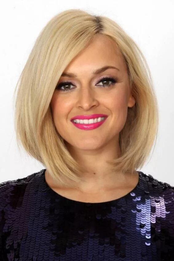 Прическа боб на средние волосы фото боб каре с челкой на бок Angled bob hairstyles, Long bob hairstyles, Long bob ha