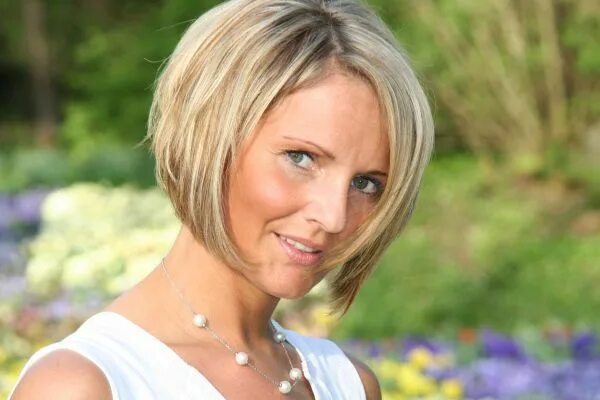 Прическа боб женская на средние волосы фото Short Hairstyles for Women Over Hairstyles haircuts, Bob hairstyles for fine hai