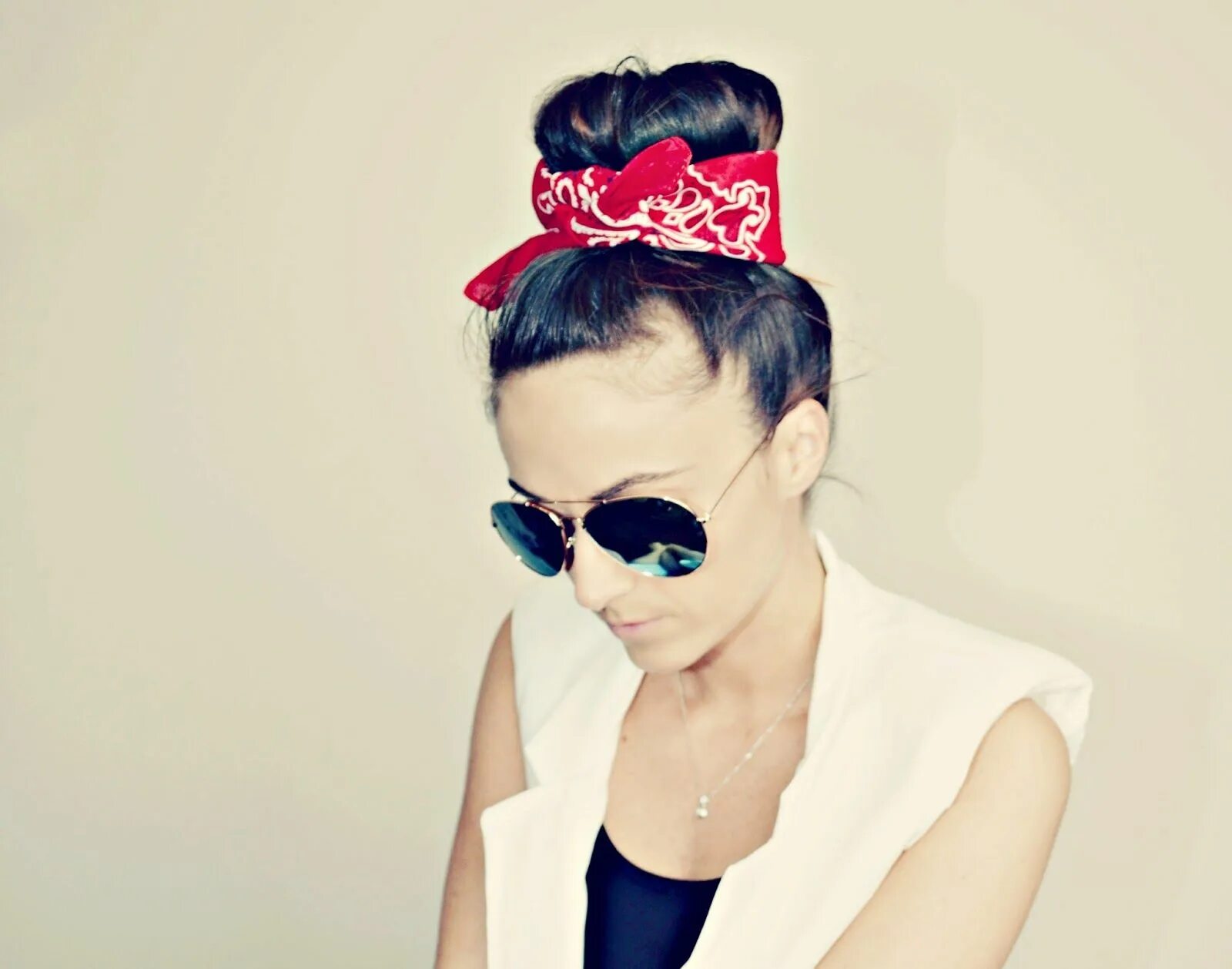 Прическа бублики с банданой для девочки hairstyle bun with bandana - Google Search Bandana hairstyles, Summer hair acces