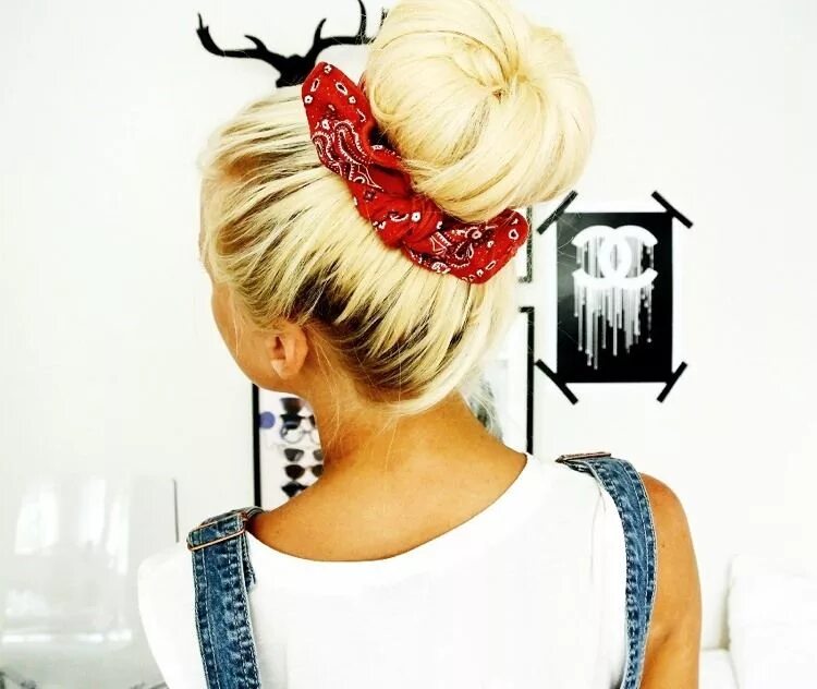 Прическа бублики с банданой для девочки gros chignon entouré d'une bandana rouge Hair styles, Bandana hairstyles, Long h