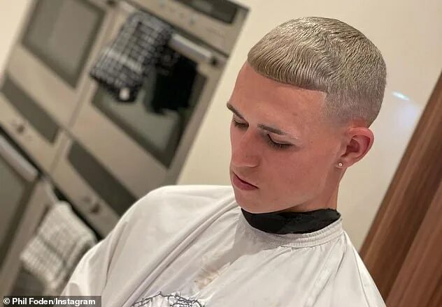 Прическа булочника фото Euro 2020: Phil Foden fears England team-mates will BREAK promise to dye hair bl