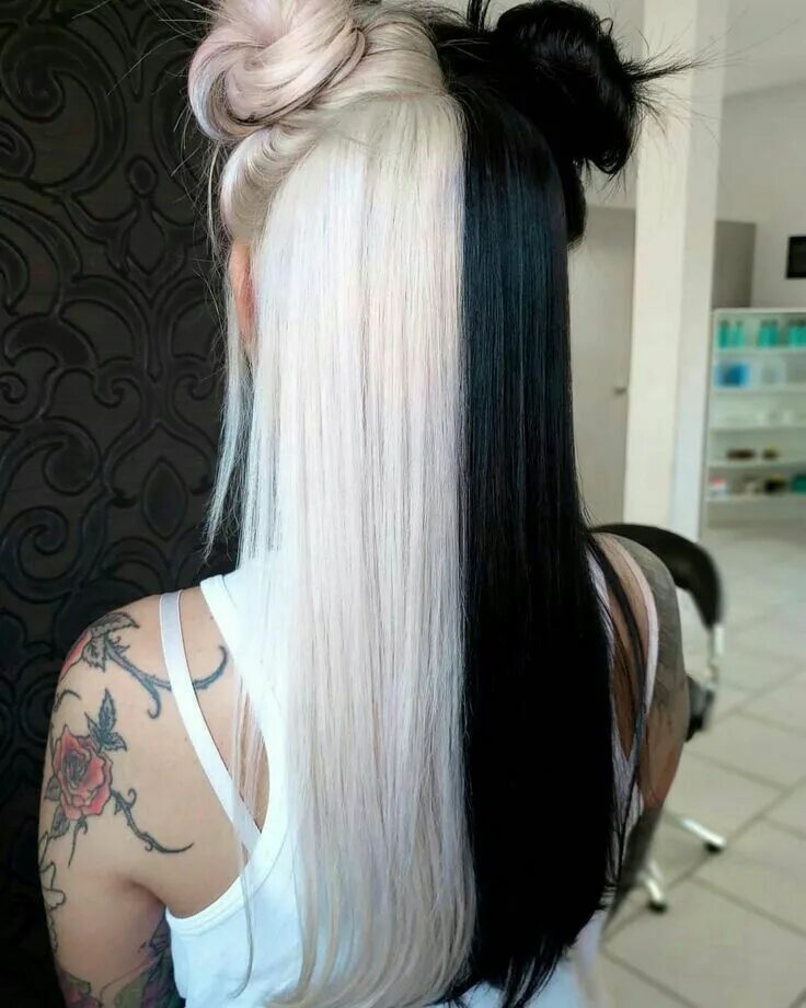 Прическа черно белые волосы Pin on cabelos Split dyed hair, Half dyed hair, Hair streaks