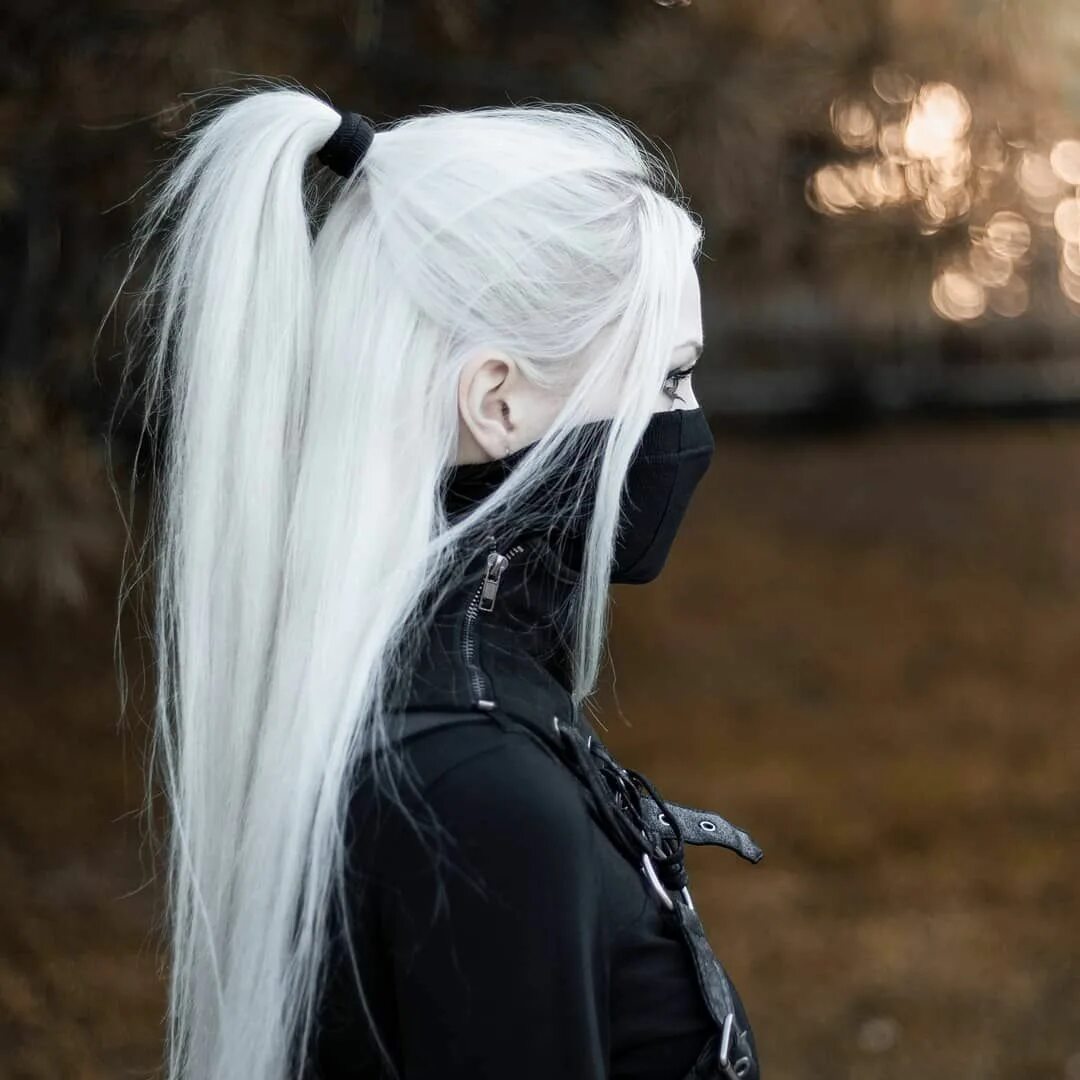 Прическа черно белые волосы "No mercy." Long white hair, White hair, Gothic outfits