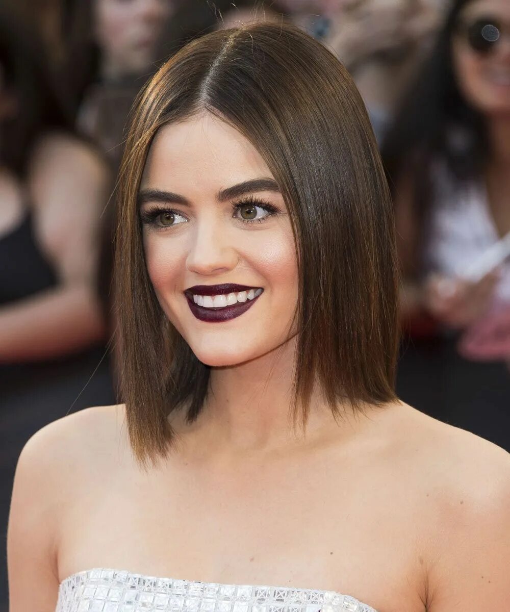 Прическа чуть ниже каре Lucy Hale y su bob extra liso con la raya en medio Cortes de pelo, Cortes de pel