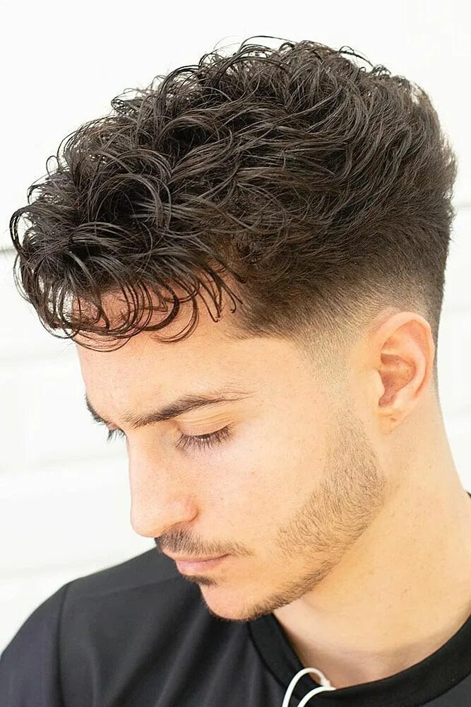 Прическа curly мужская мужские стрижки вьющиеся Mens haircuts fade, Wavy hair men, Low fade haircut