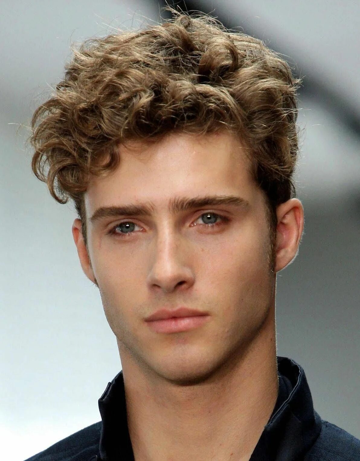 Прическа curly мужская 23 Celeb-Approved Curly Hairstyles for Men Haarschnitt männer, Herren haarschnit